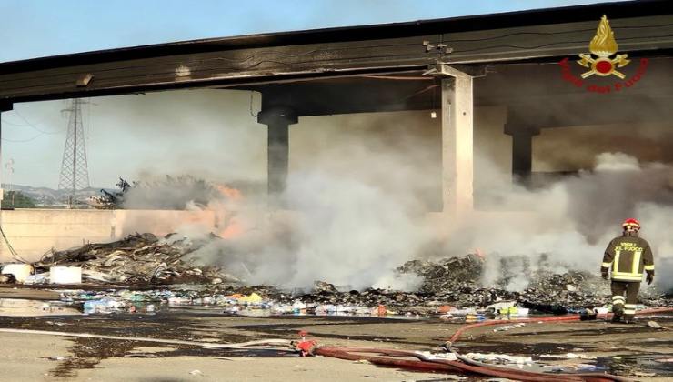 Voghera, incendio al centro rifiuti