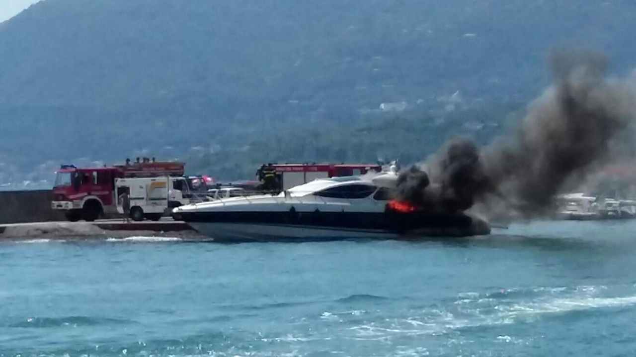 Yacht in fiamme