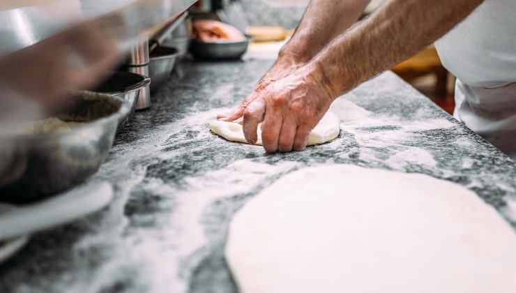 Chef prepara impasto per pizza