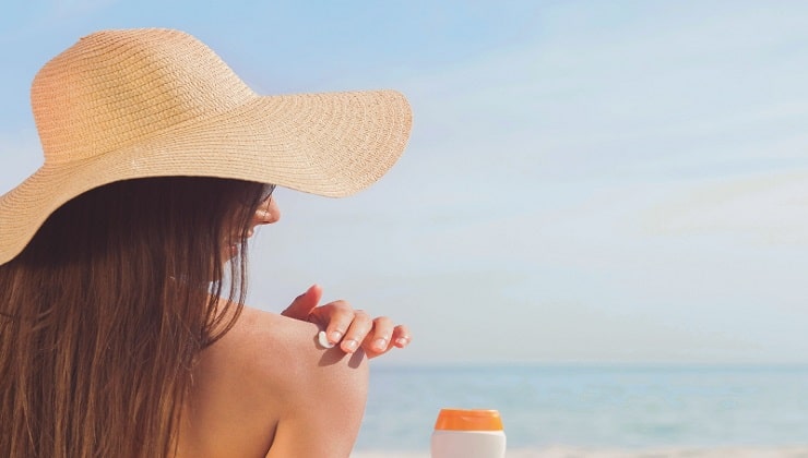 Donna prende il sole al mare 