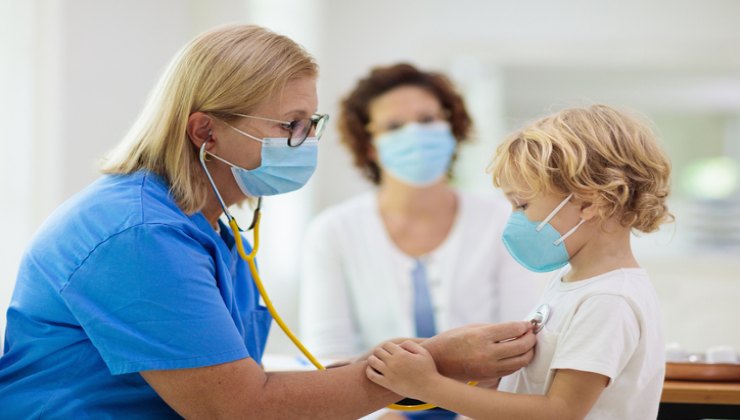 Bambino visitato da una dottoressa