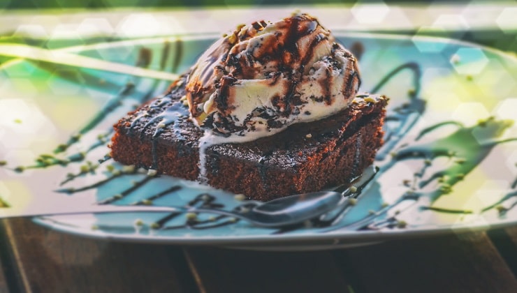 Fetta torta caprese con gelato