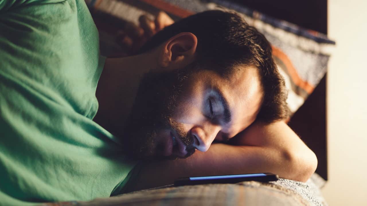 Giovane dorme con il cellulare