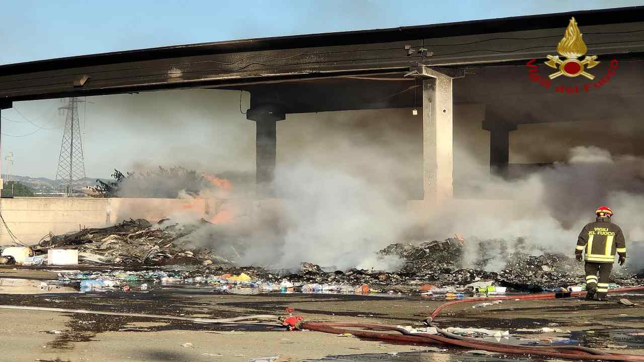 incendio centro rifiuti