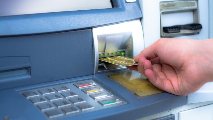 Inserimento carta di credito in atm 