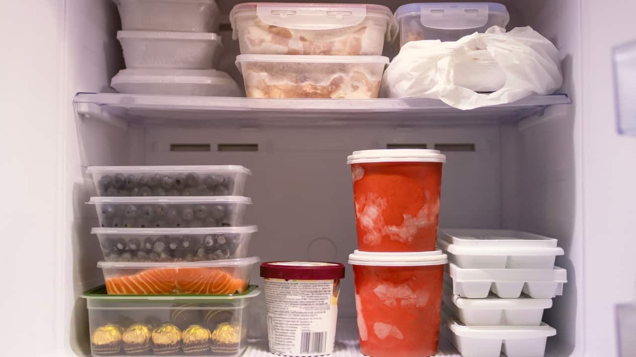 Interno del freezer con cibi congelat