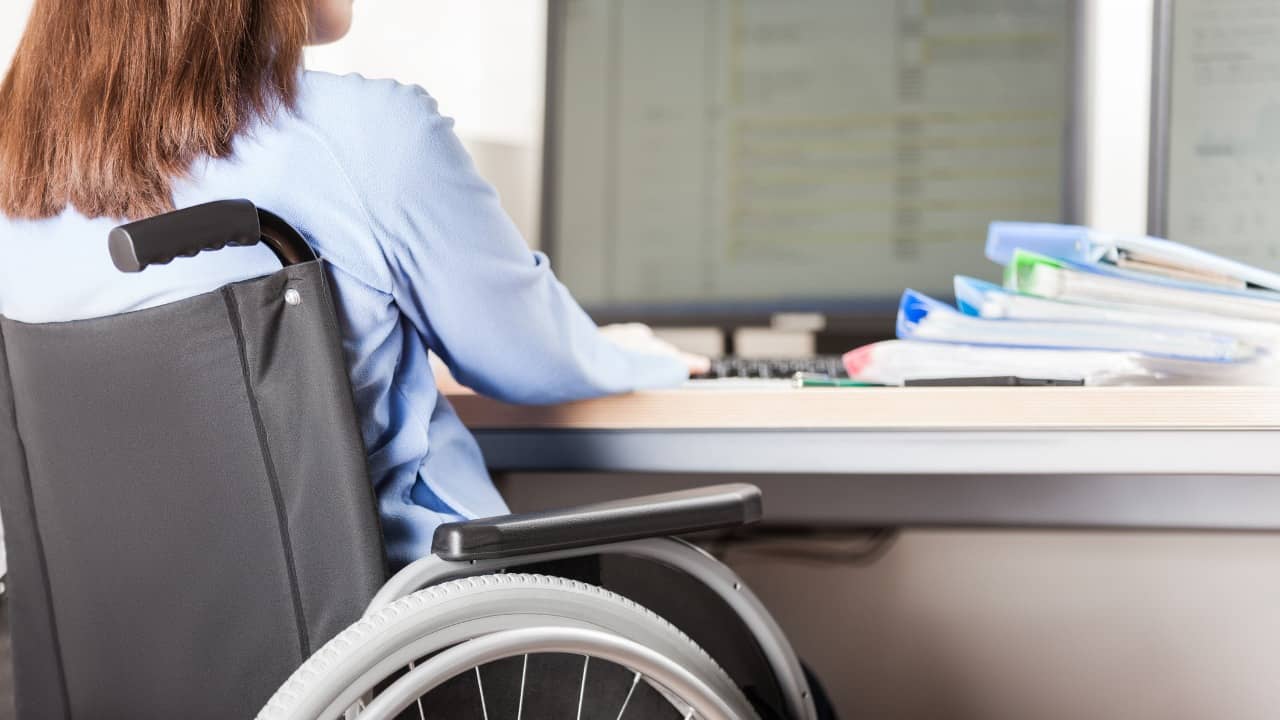 Pensione anticipata, donna disabile in ufficio