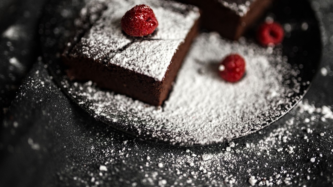 Torta al cioccolato con zucchero a velo