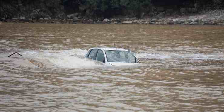 Auto nel fiume