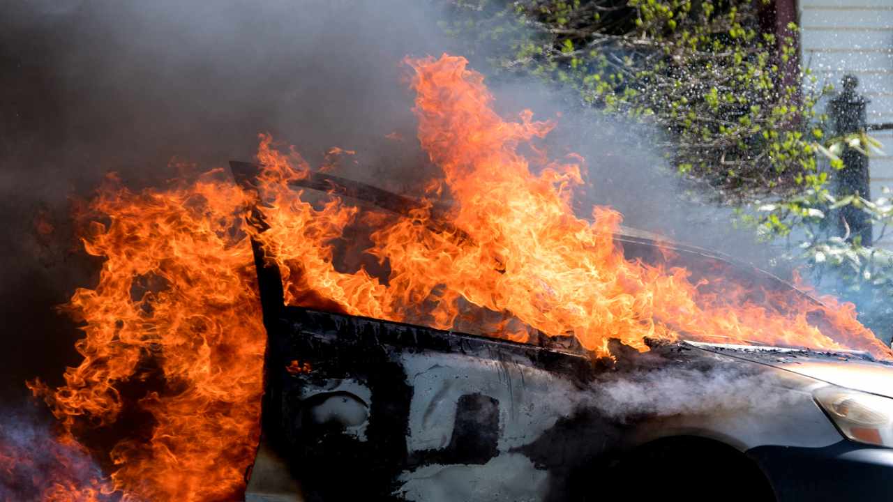 Auto prende fuoco