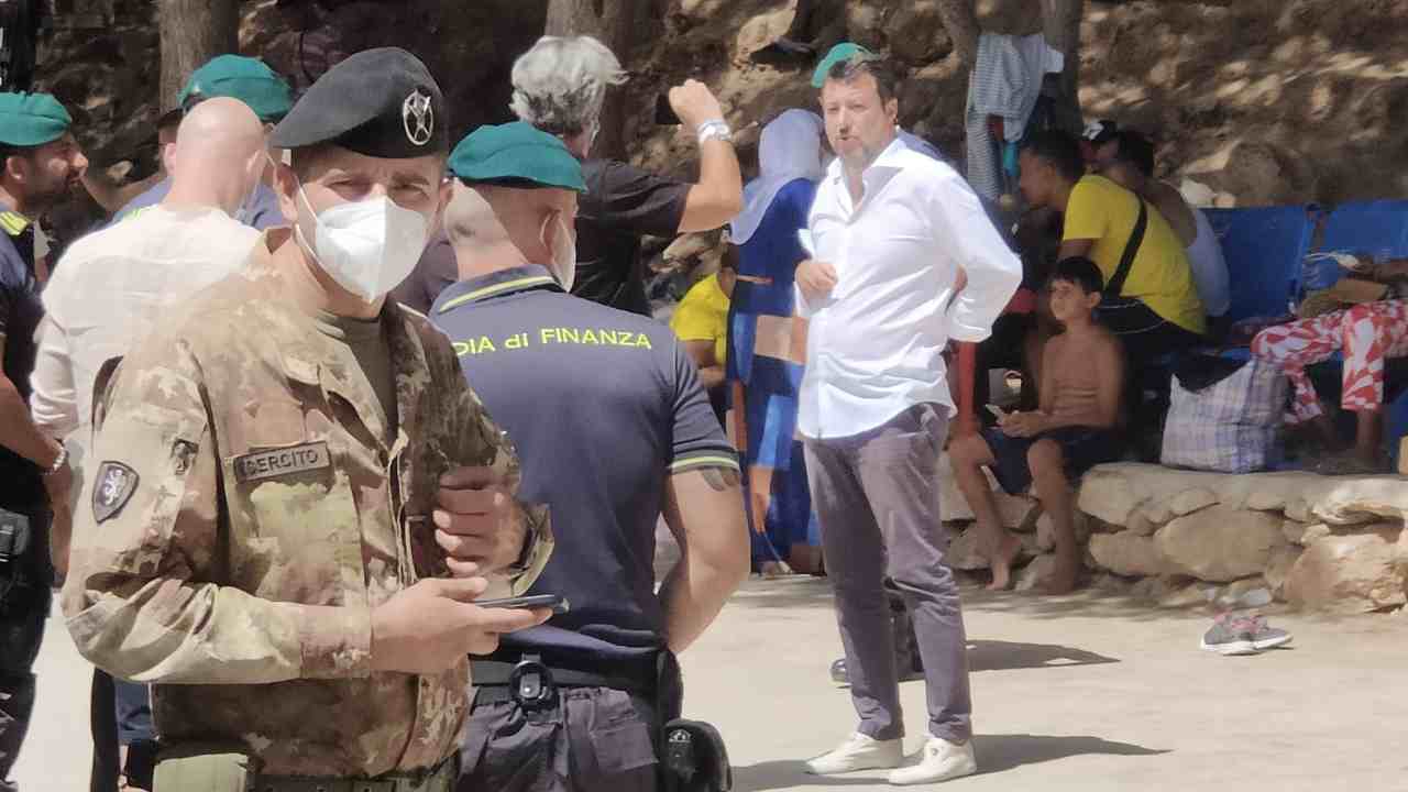 Matteo Salvini all'hotspot di Lampedusa