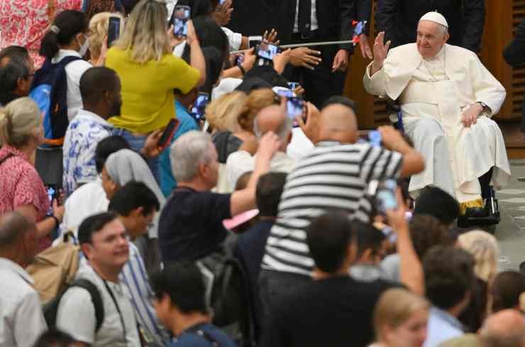 Papa Francesco all'arrivo nell'Aula Paolo VI