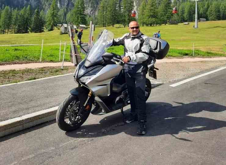 Roberto Comelli in sella al suo scooterone