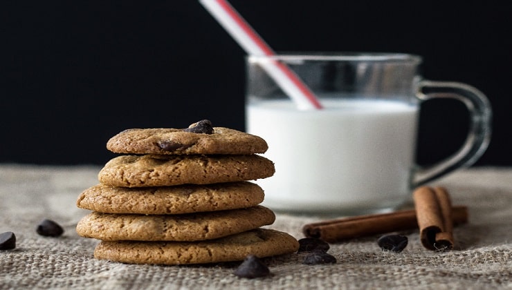 Bicchiere di latte con biscotti fatti in casa