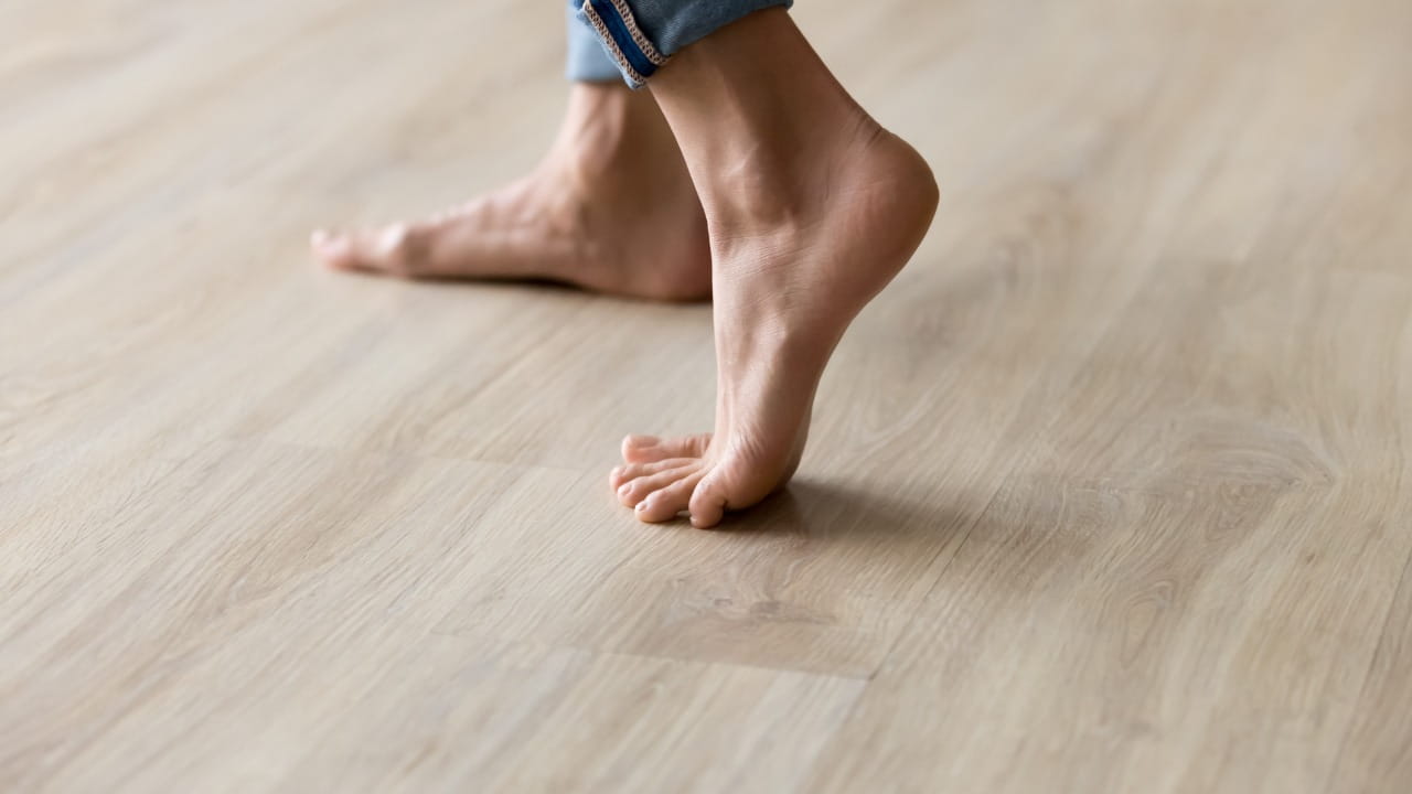 Donna cammina scalza sul pavimento