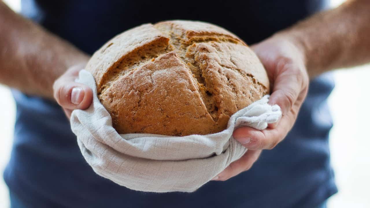 Donna con orma di pane nelle mani