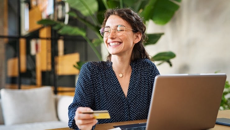 Donna con laptop e carta di credito 