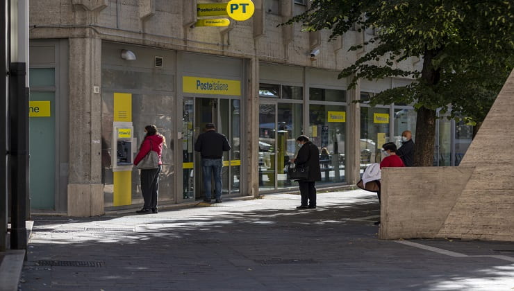 Fila al bancomat delle poste