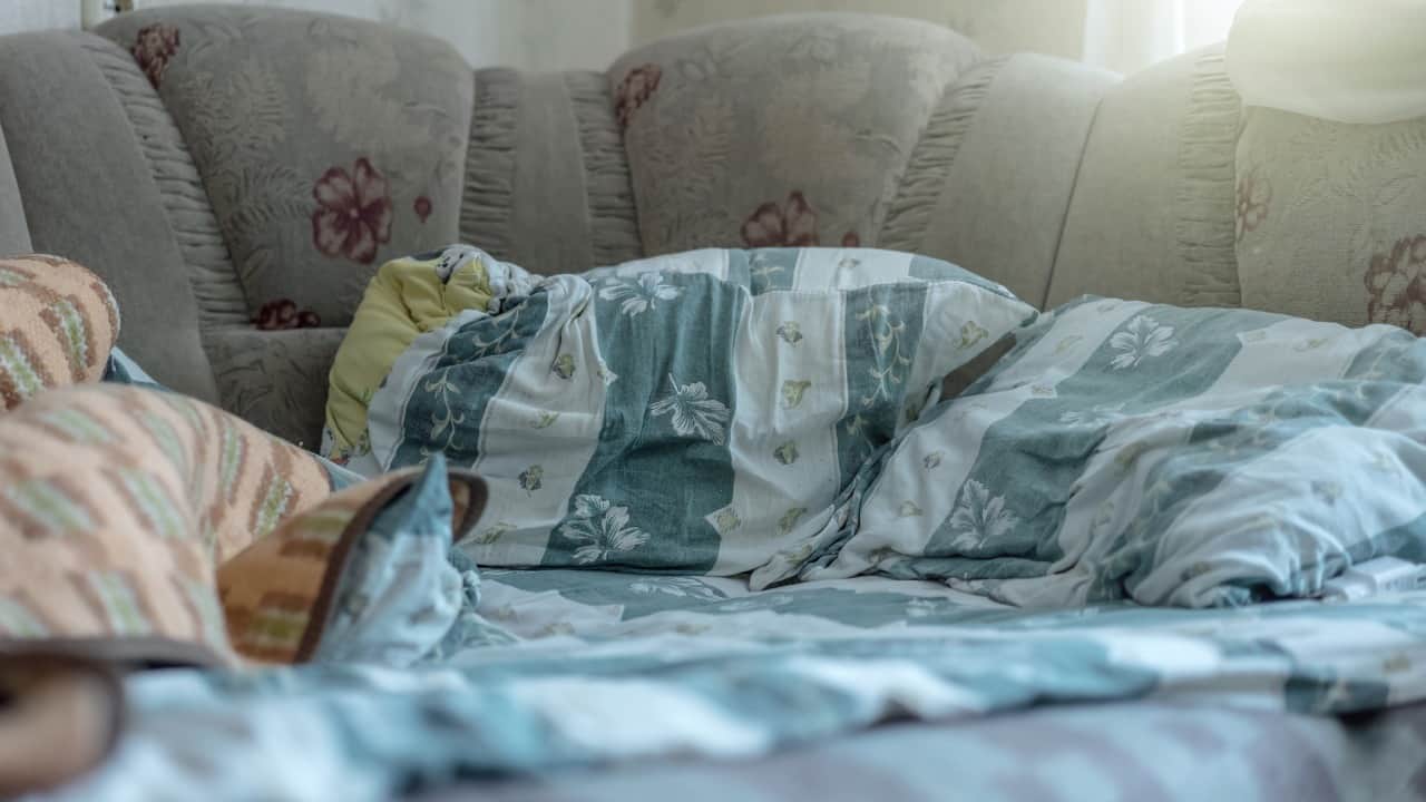 Lenzuola stropicciate sul letto al mattino