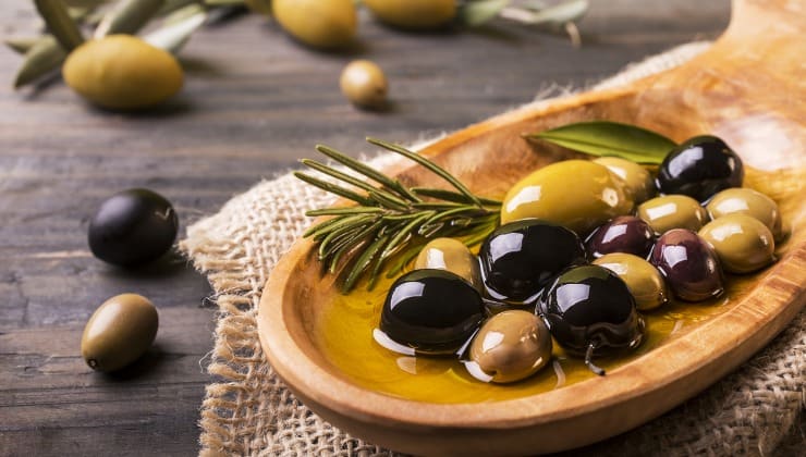 Olive miste con rosmarino
