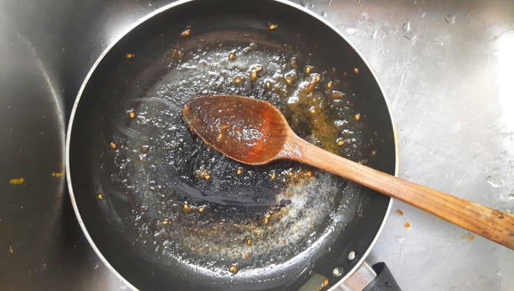 Padella sporca con mestolo