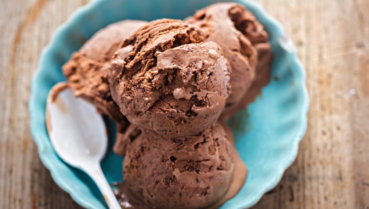 Palle di gelato al cioccolato