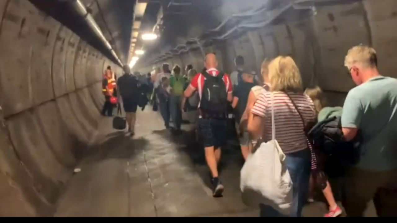 Evacuazione dei viaggiatore nel tunnel di servizio 