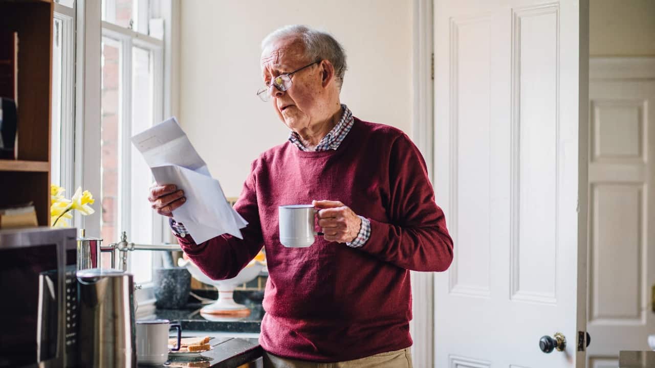 Pensionato controlla documentazione INPS