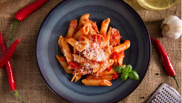 Piatto di pasta all'arrabbiata