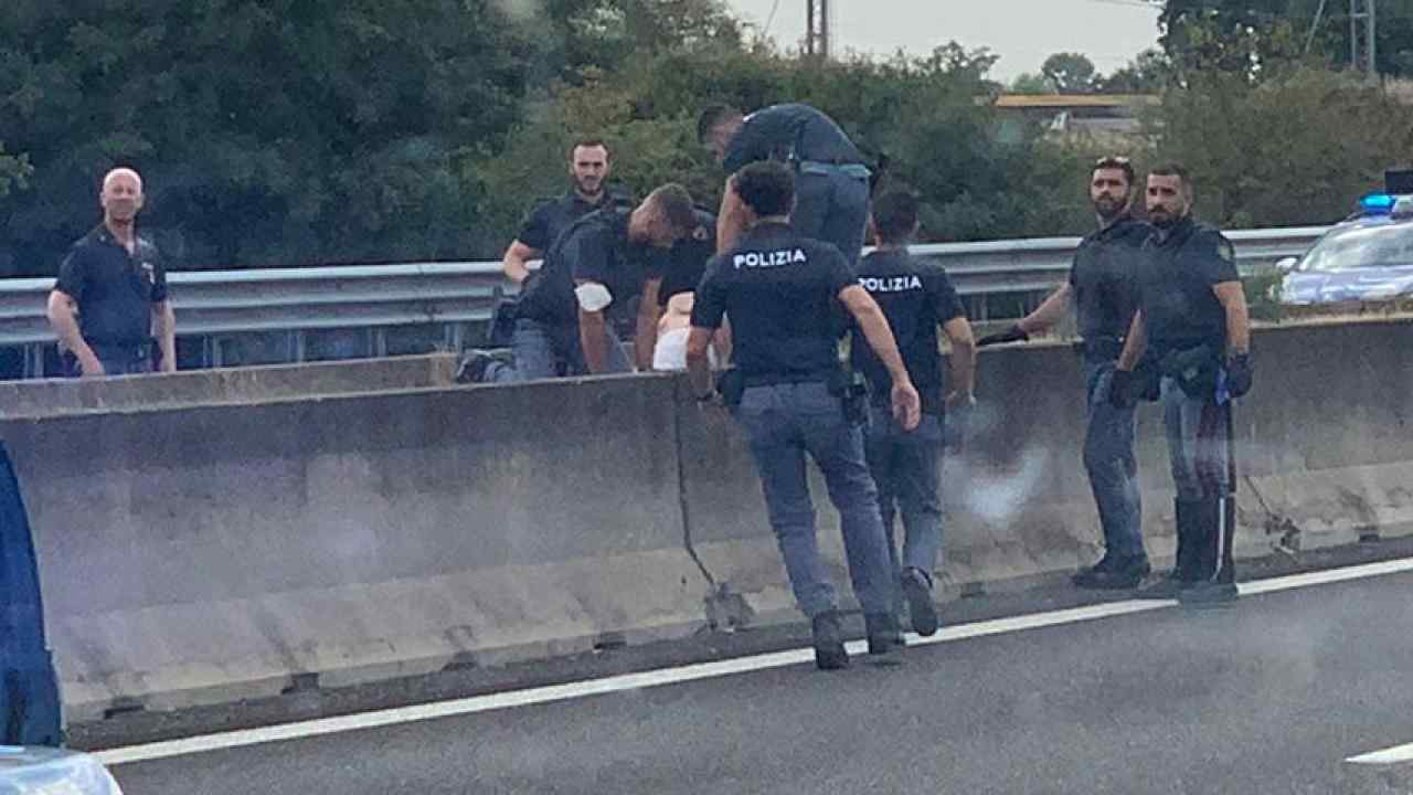 Polizia durante il fermo del ragazzo 