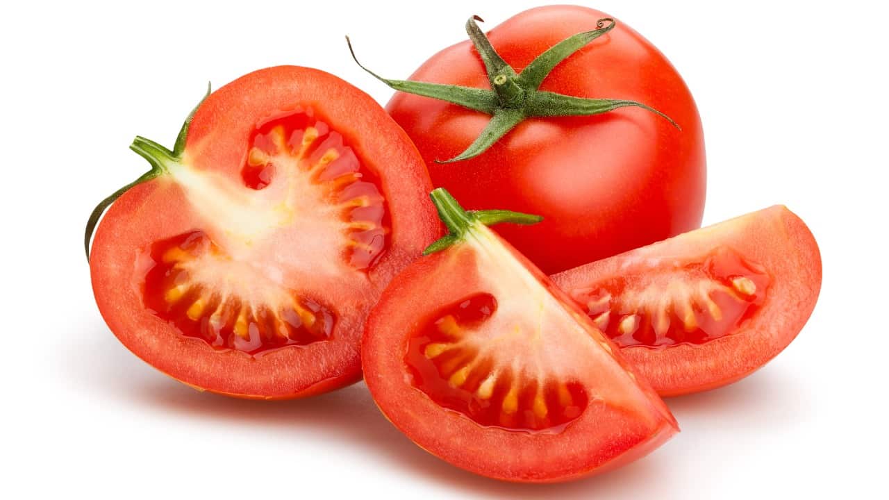 Pomodori rossi a spicchi