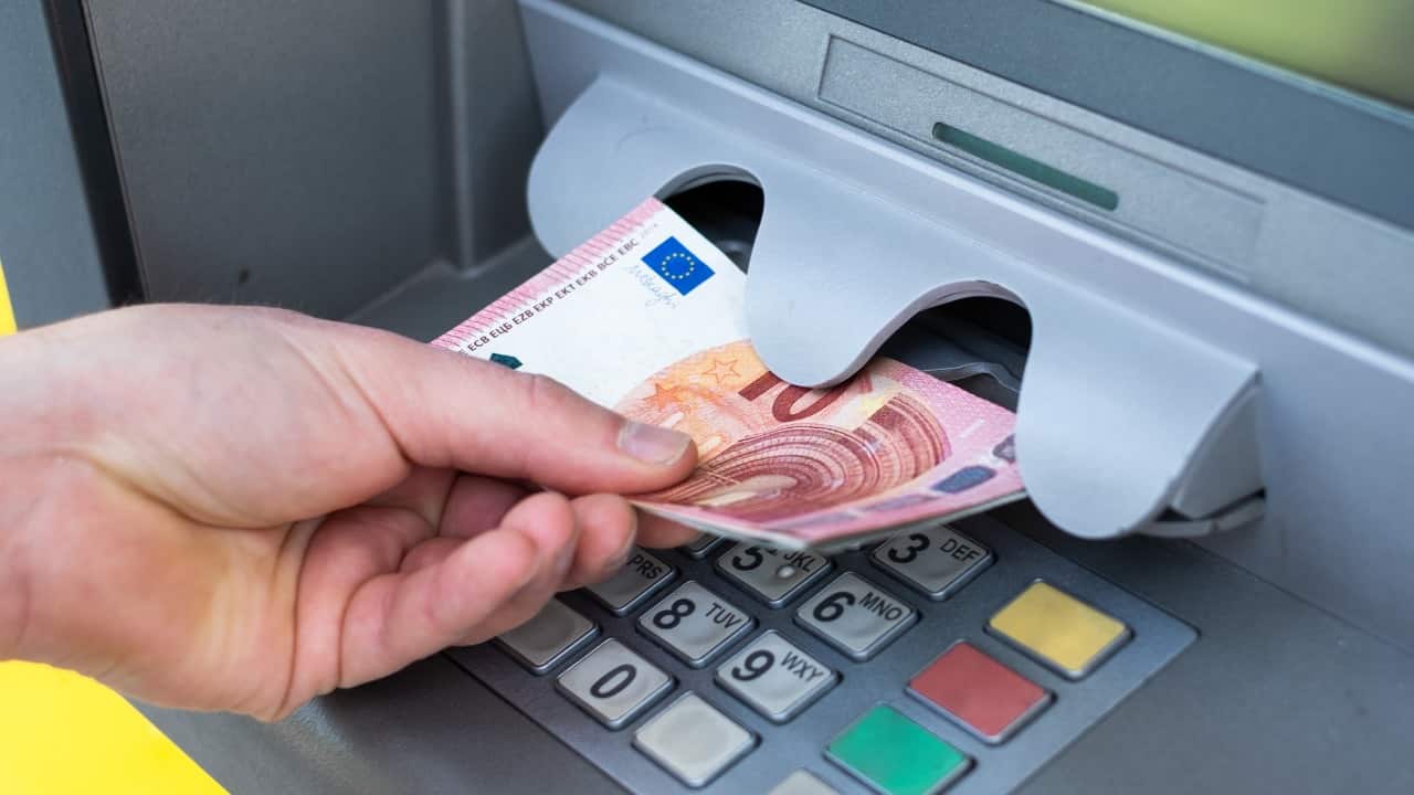 Prelievo denaro sportello bancomat