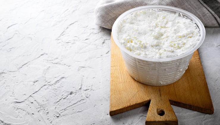 ricotta su tagliere di legno