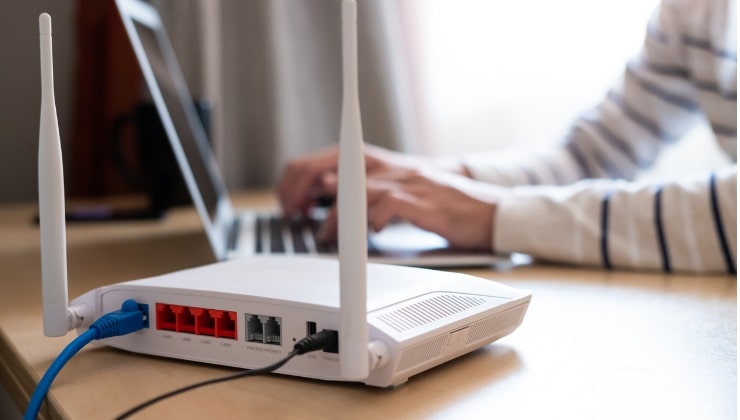Router internet sul tavolo di lavoro 