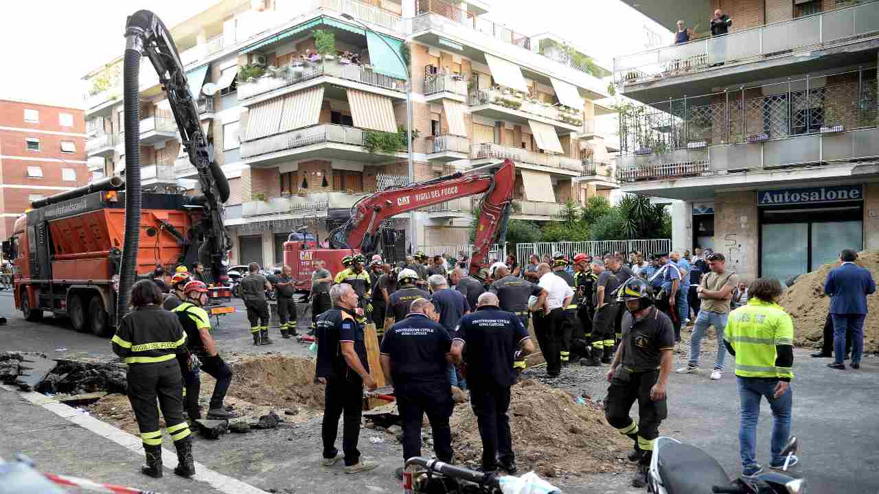 Soccorritori sul luogo del crollo a Roma