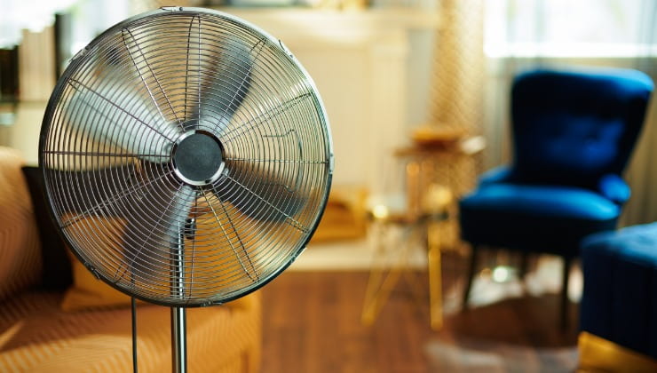 Ventilatore in acciaio con piedistallo