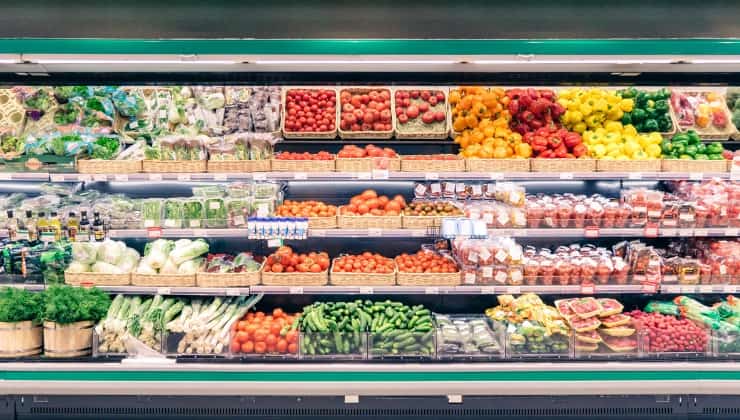 Verdure fresche su scaffali del supermercato