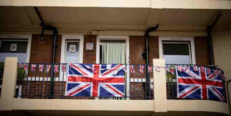 Bandiere inglesi dai balconi