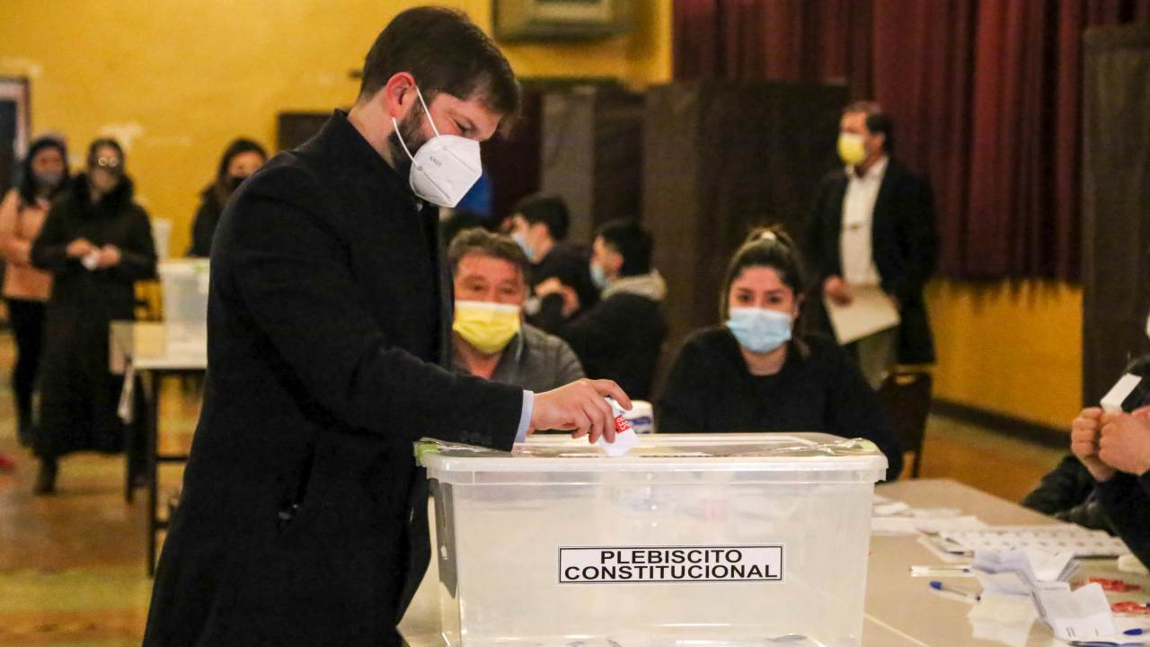 Boric mentre vota al referendum in Cile 
