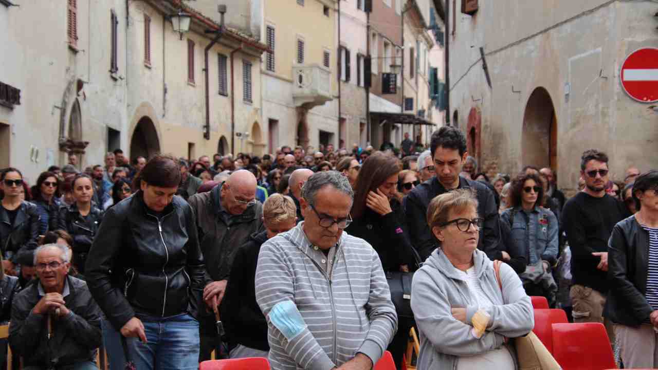 La folla fuori la Chiesa