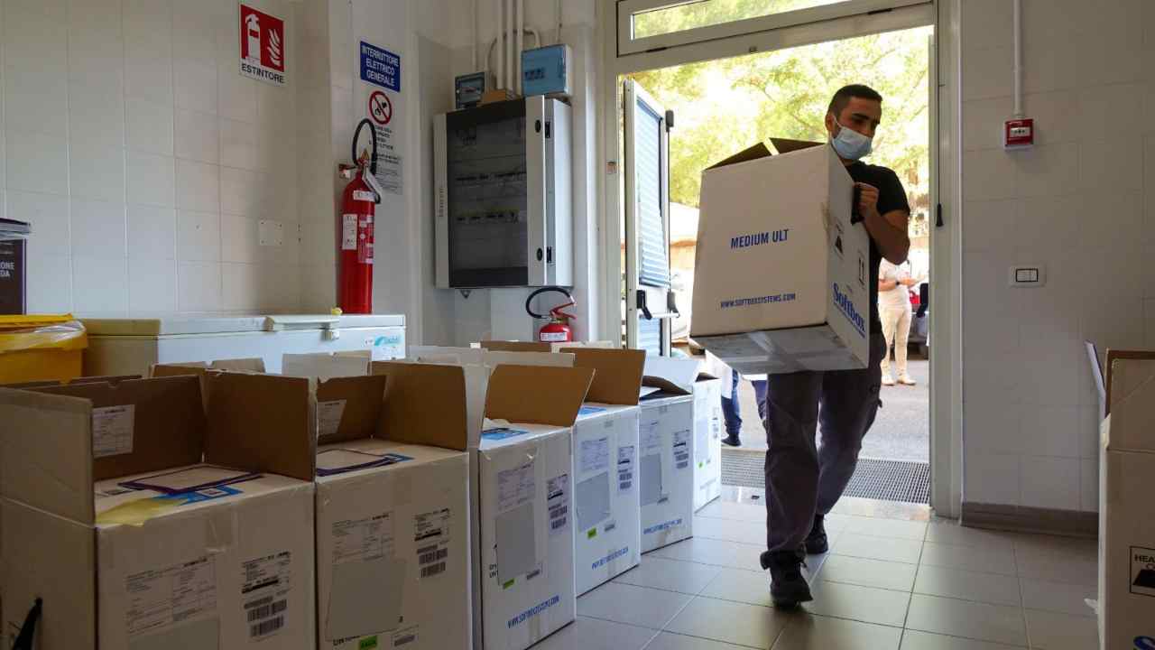 Consegna vaccini aggiornati alla Sardegna