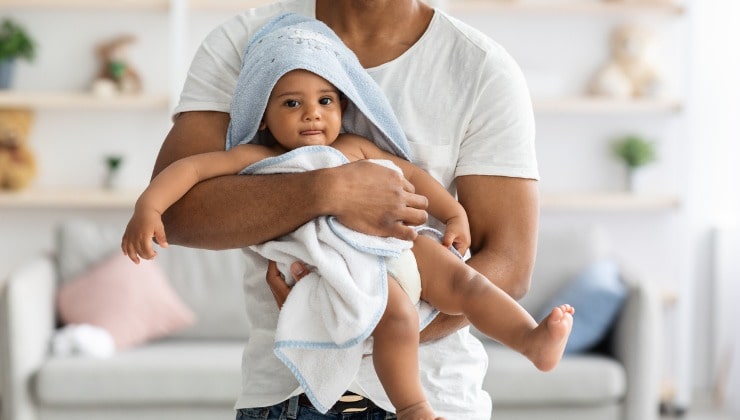  Bambino nell'asciugamano dopo il bagno 