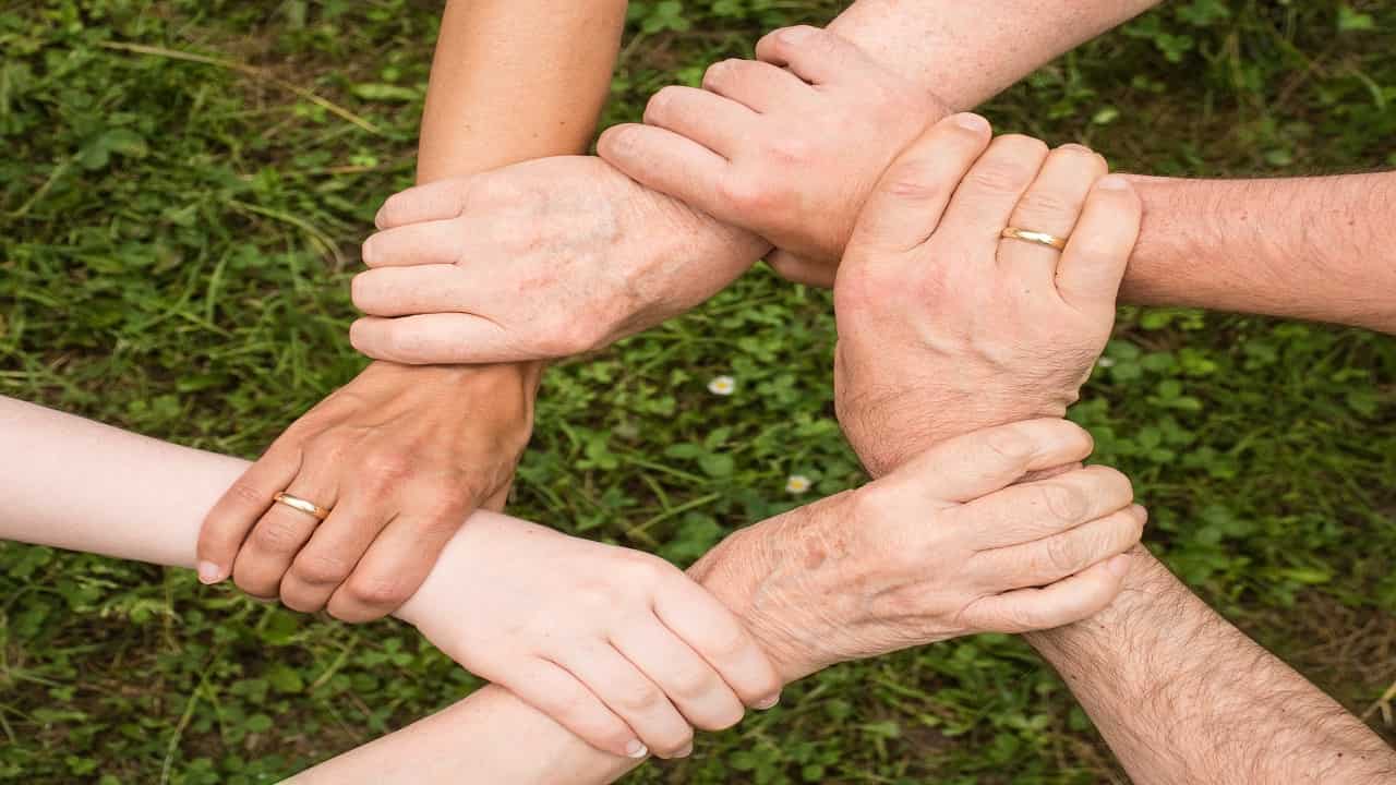 Bonus famiglia, mani intrecciate