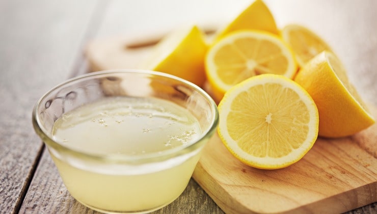 Ciotola con succo di limone