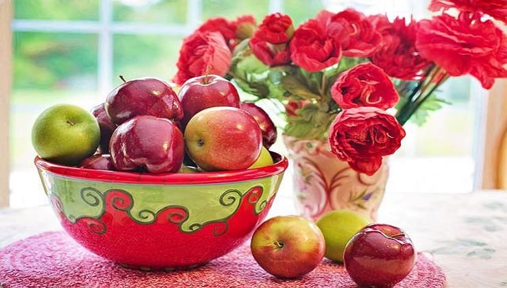 Ciotola di mele e fiori