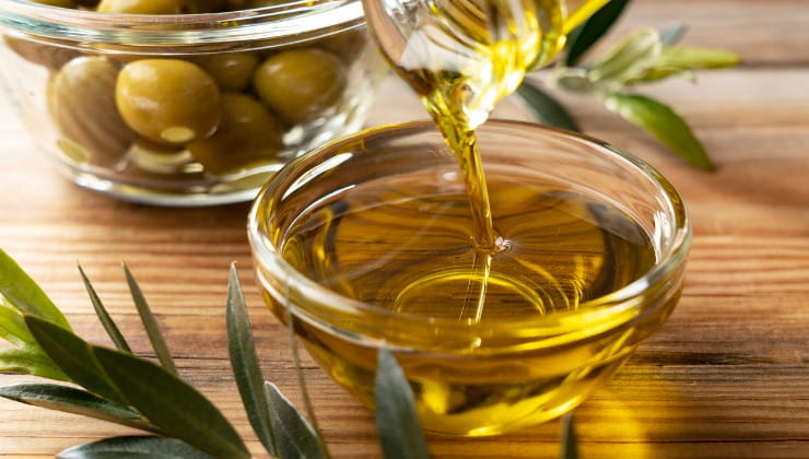 Ciotola di vetro con olio di oliva 