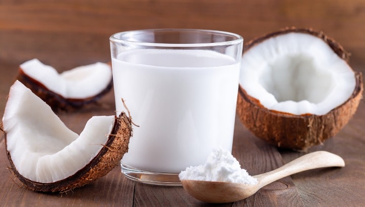 Cocco aperto, bicchiere di latte di cocco