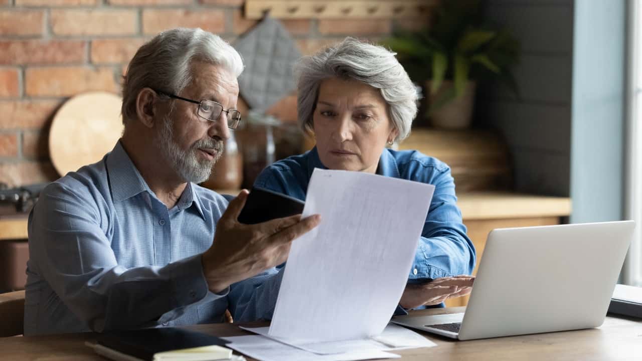 Coniugi anziani controllano la pensione