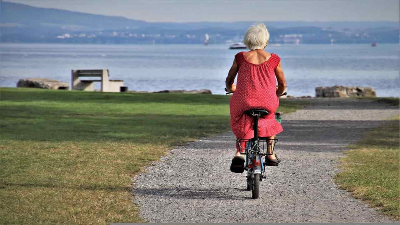 Donna in pensione in bicicletta