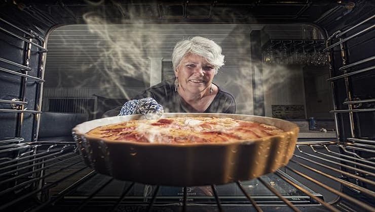 Donna inforna torta di mele